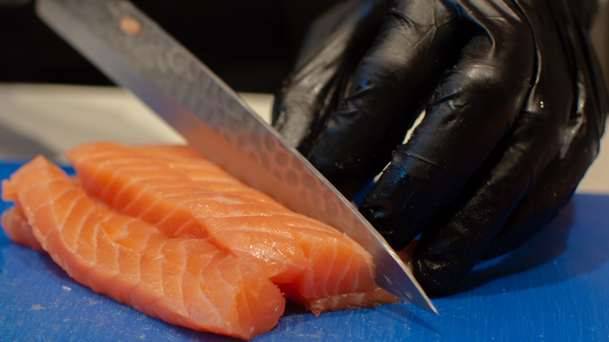 Zalm snijden close_Fotor